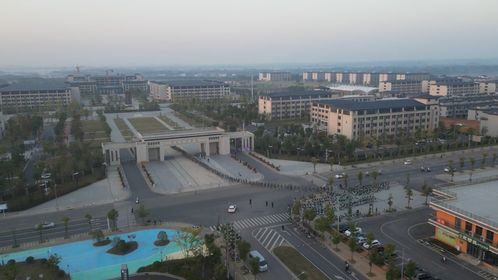 南昌交通学院5000余名新生“硬核”行军拉练与温州市黄龙第一小学的教育实践